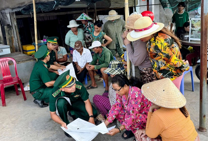 Cán bộ đồn Biên phòng Lai Hòa trực tiếp xuống địa bàn tuyên truyền cho bà con nhân dân nắm rõ về cuộc bầu cử, cũng như nắm chắc hơn về tiểu sử người ứng cử trên địa bàn. Ảnh: Văn Long