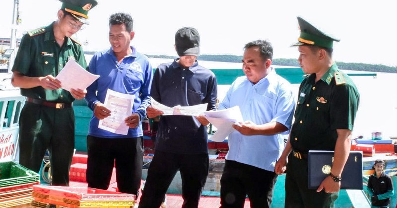 Lính biên phòng đưa thông tin bầu cử đến cử tri