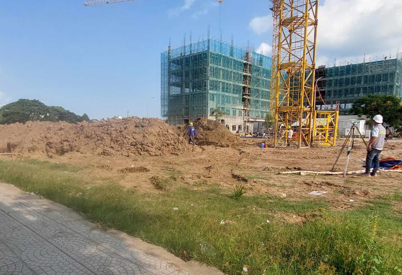 Công nhân thực hiện thi công các hạng mục tại dự án nhà ở xã hội Công đoàn tại phường Trung An (tỉnh Đồng Tháp). Ảnh: Thành Nhân