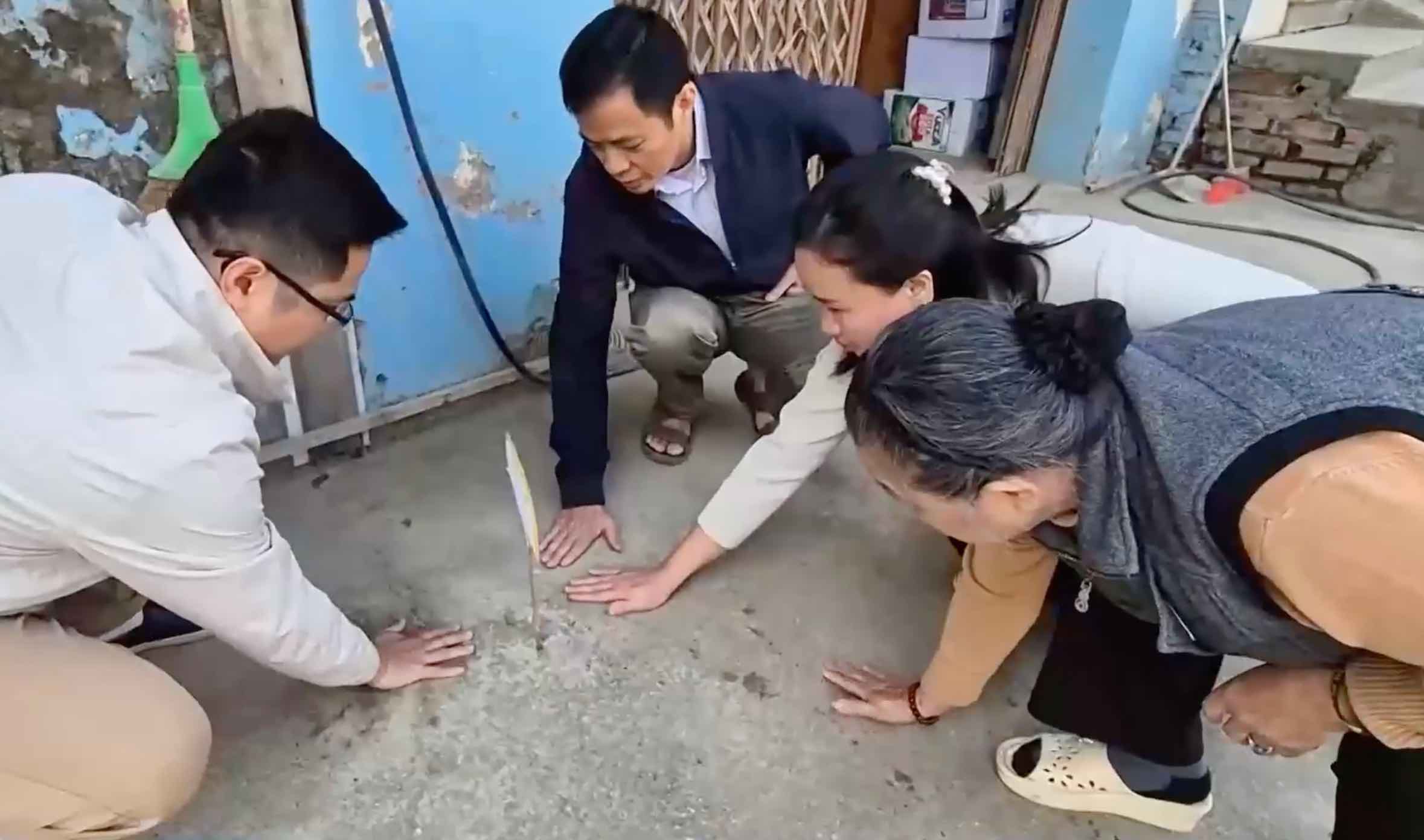 Nguyên nhân một khu vực vỉa hè ở Hà Nội có nhiệt độ cao bất thường. Ảnh cắt từ clip VTV