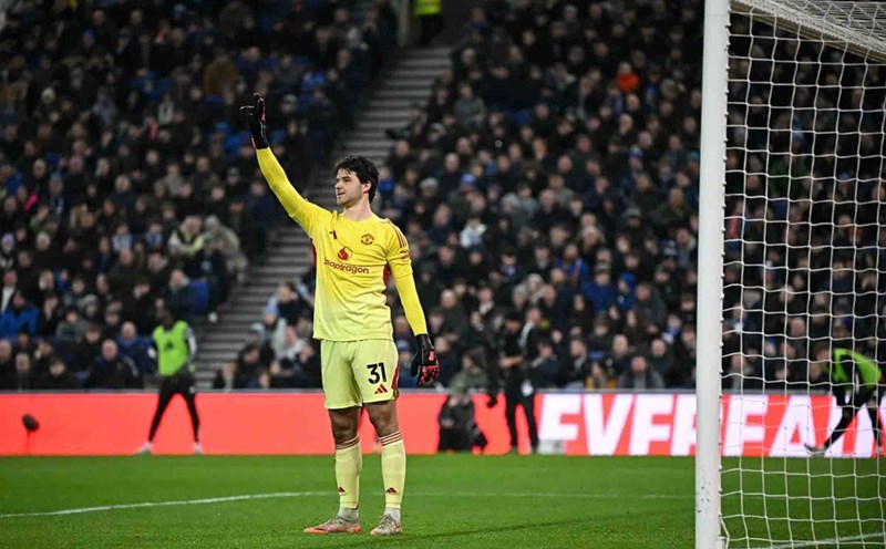 Senne Lammens là bản hợp đồng ngon - bổ - rẻ đúng nghĩa với Man United. Ảnh: AFP