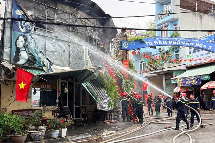 Dien Bien province's functional forces control the fire. Photo: Thanh Binh