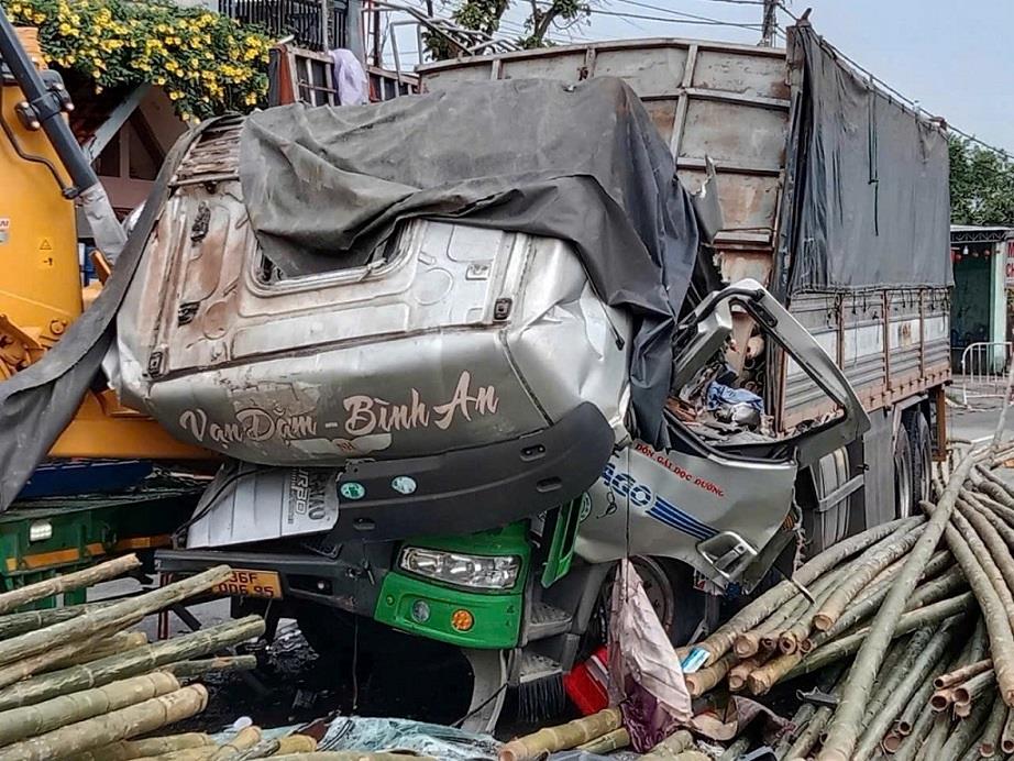 The accident killed one person, bamboo spilled onto the road, causing traffic congestion on National Highway 1, passing through Duc Pho ward, Quang Ngai province. Photo: Thanh Ky
