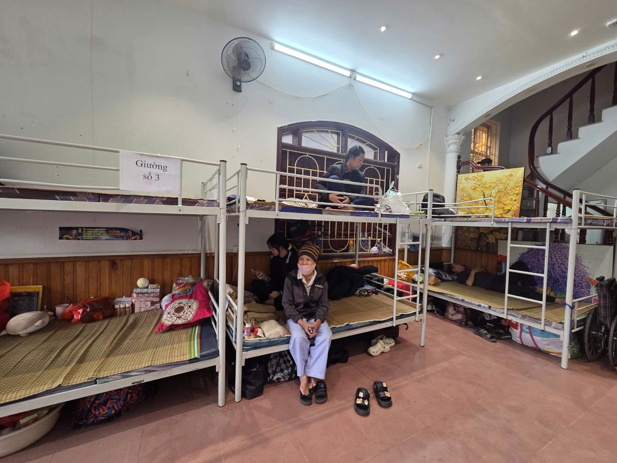 Bên trong nhà trọ 0 đồng bố trí đầy đủ giường và các vật dụng thiết yếu cho người bệnh. Ảnh: Như Hạ