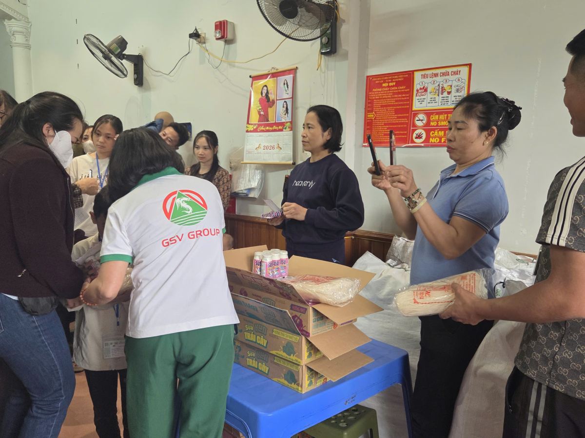 Người dân xếp hàng nhận quà như sữa, bún khô. Ảnh: Linh Trang