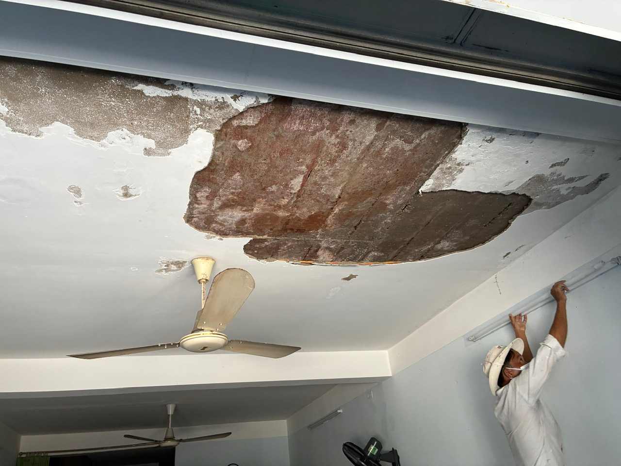 Apartment residents in Phan Rang ward have recently proposed to handle prolonged leaks. Photo: Huu Long