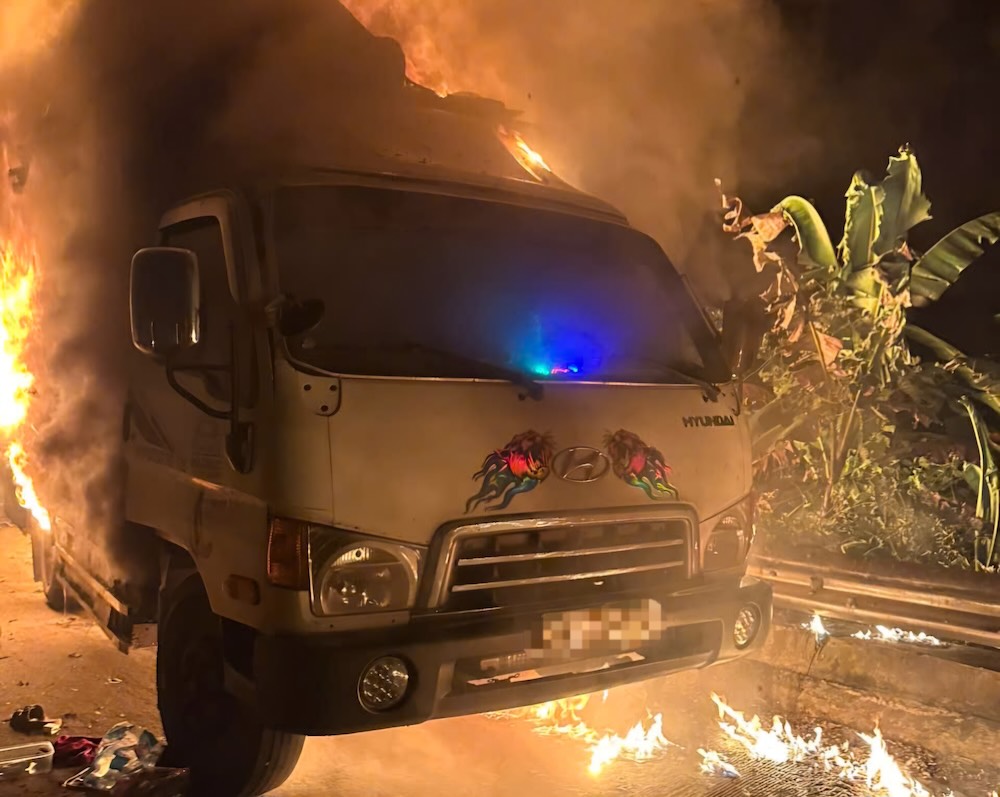 The car caught fire fiercely in front of the owner's helplessness. Photo: Duc Nguyen
