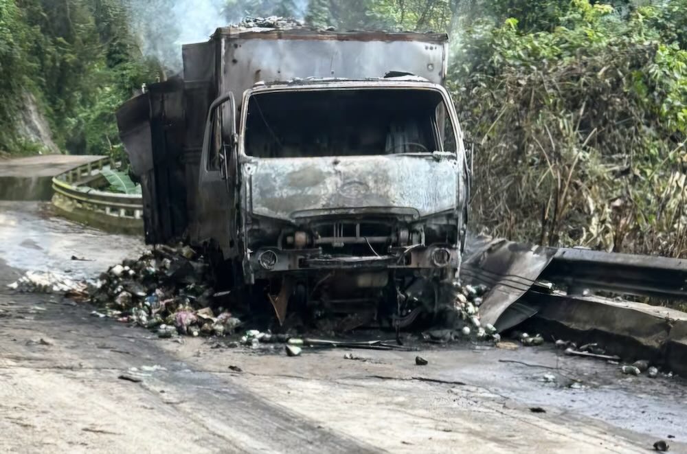 Chiếc xe bị thiêu rụi. Ảnh: Đức Nguyễn