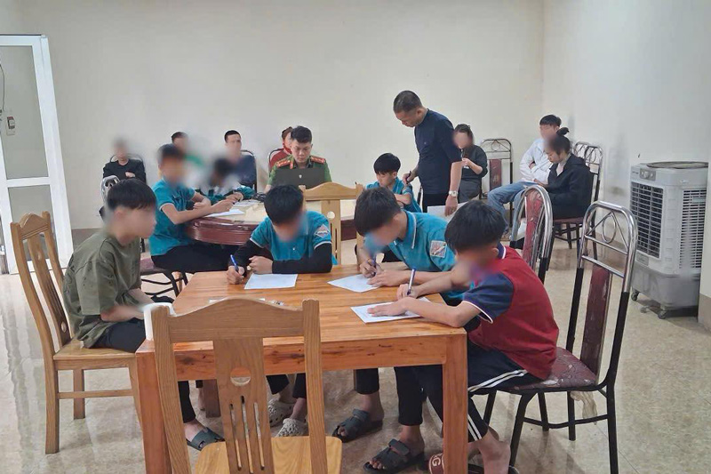 Các học sinh làm việc với cơ quan chức năng. Ảnh: Công an phường Cam Đường