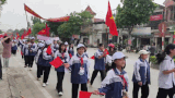 Students of Nghe An mountainous commune parade to cheer for elections. Photo: Ngoc Anh