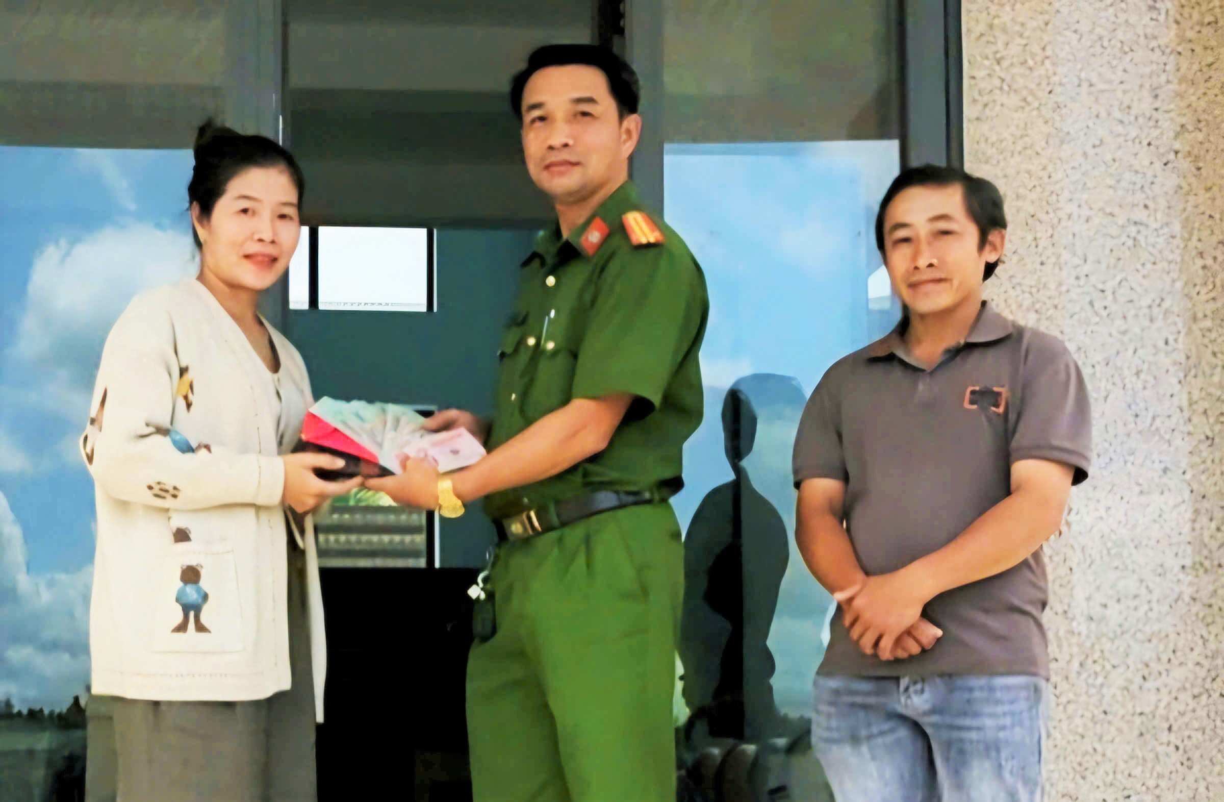 After his wife picked up the wallet, Mr. Phan Van Vien (right cover) coordinated with the police to return it to the person who dropped it. Photo: Nam Da Commune Police