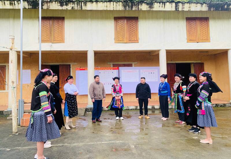 Người dân xã biên giới Tùng Vài phấn khởi hướng đến ngày bầu cử. Ảnh: Hoàng Chính