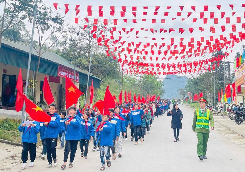 Nearly 1,000 officials and students in the Tuyen Quang border area parade towards election day. Photo: Hoang Chinh