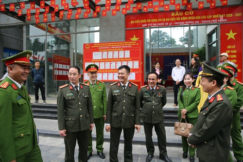 Phó Giám đốc Công an Hà Nội Nguyễn Ngọc Quyền kiểm tra công tác bảo đảm an ninh bầu cử tại cơ sở. Ảnh: CAHN