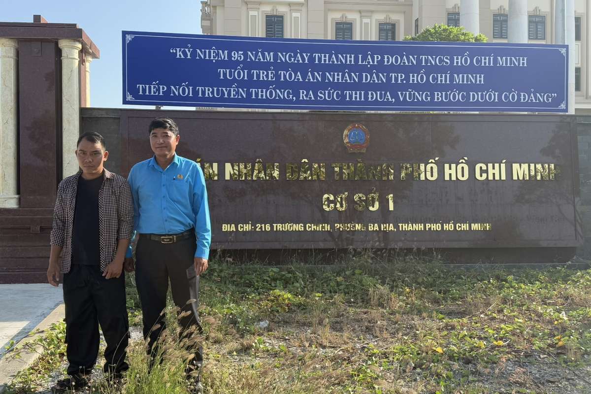 Les responsables syndicaux participent à la protection des droits des travailleurs victimes d'accidents du travail lors de l'audience d'appel. Photo: Thành An