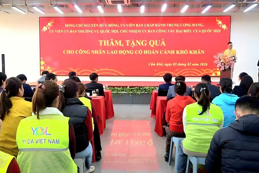 Le syndicat coordonne l'organisation d'un programme de dons aux travailleurs en difficulté à la société Yi Da Vietnam Co., Ltd. Photo: Commune de Cam Khe