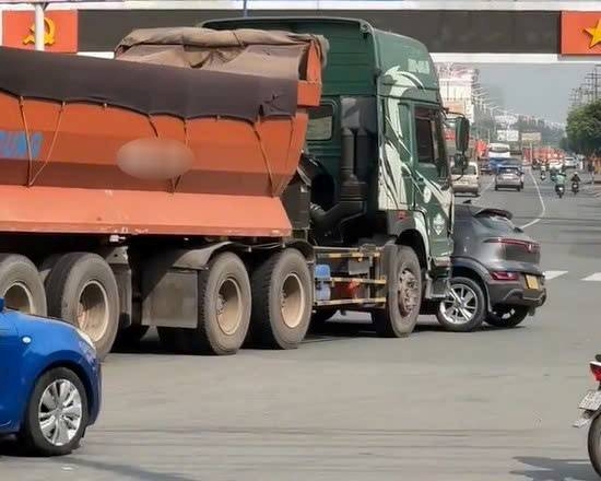 Hiện trường vụ xe ben ủi xe ô tô 5 chỗ trên Quốc lộ 13. Ảnh: Cắt từ clip bạn đọc cung cấp