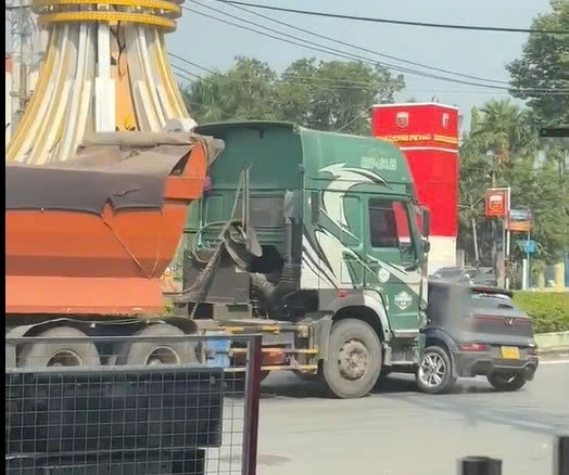 Scene of a dump truck crushing a 5-seater car on National Highway 13. Photo: Cut from a clip provided by a reader