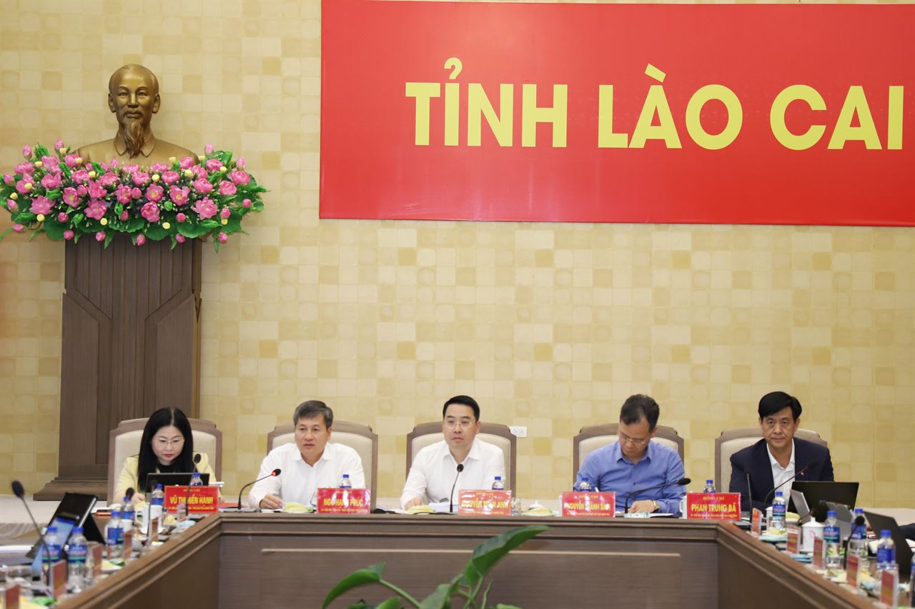 Chủ tịch và các Phó Chủ tịch UBND tỉnh Lào Cai đồng chủ trì phiên họp. Ảnh: Linh Vũ