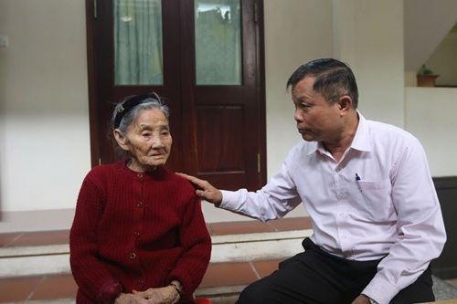 Ông Phùng Khắc Đệ - Bí thư Chi bộ thôn, Tổ trưởng tổ bầu cử thôn Thạch chia sẻ niềm vui trước ngày bầu cử với cụ Nếp. Ảnh: Minh Hạnh 