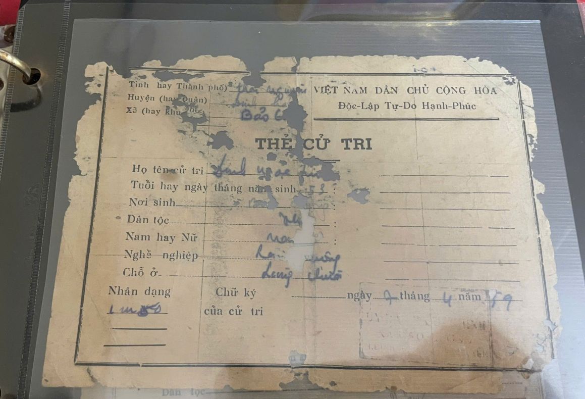 Thẻ cử tri từ năm 1959, dù đã hoen ố nhưng vẫn được ông Bình trân trọng lưu giữ. Ảnh: Đình Trọng