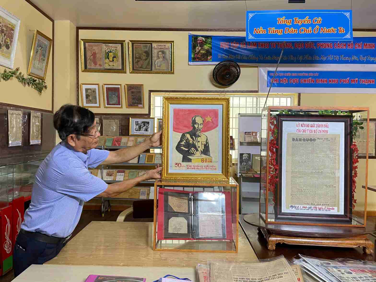 The veteran keeps souvenirs of the elections. Photo: Dinh Trong