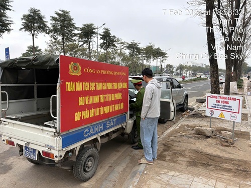 Công an Hà Nội lập chốt xử lý xe tải chiếm dụng lòng đường Phạm Tu. Ảnh: Minh Hạnh 