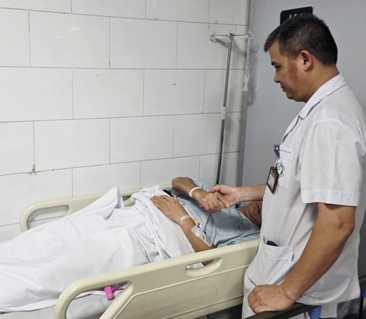 Dr. Nguyen Trung Nguyen - Director of the Poison Control Center, Bach Mai Hospital checks the reflexes of eel poisoning patients. Photo: Nguyen Ha