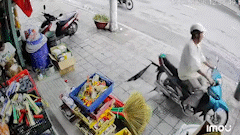 The subsidence hole on the sidewalk is about 1.2m wide and about 1m long. Photo: Anh Son