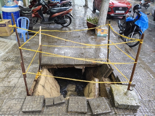 Chủ cửa hàng đã chủ động dùng dây căng xung quanh khu vực để cảnh báo người dân. Ảnh: Anh Sơn