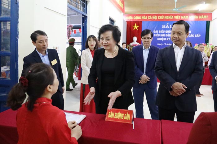 Phó Thủ tướng Phạm Thị Thanh Trà kiểm tra công tác bầu cử tại khu vực bỏ phiếu số 02 xã Thanh Yên. Ảnh: UBND tỉnh Điện Biên