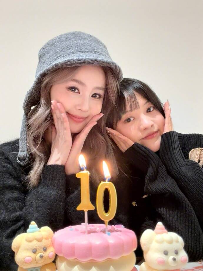 Bạch Lộc và trợ lý Hehe kỷ niệm 10 năm tình bạn. Ảnh: Xinhua