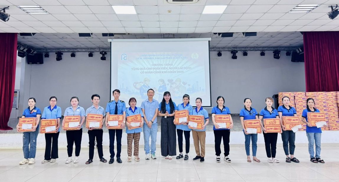 Remise de cadeaux à 80 travailleurs en difficulté à Đồng Nai. Photo: CĐCS fournie