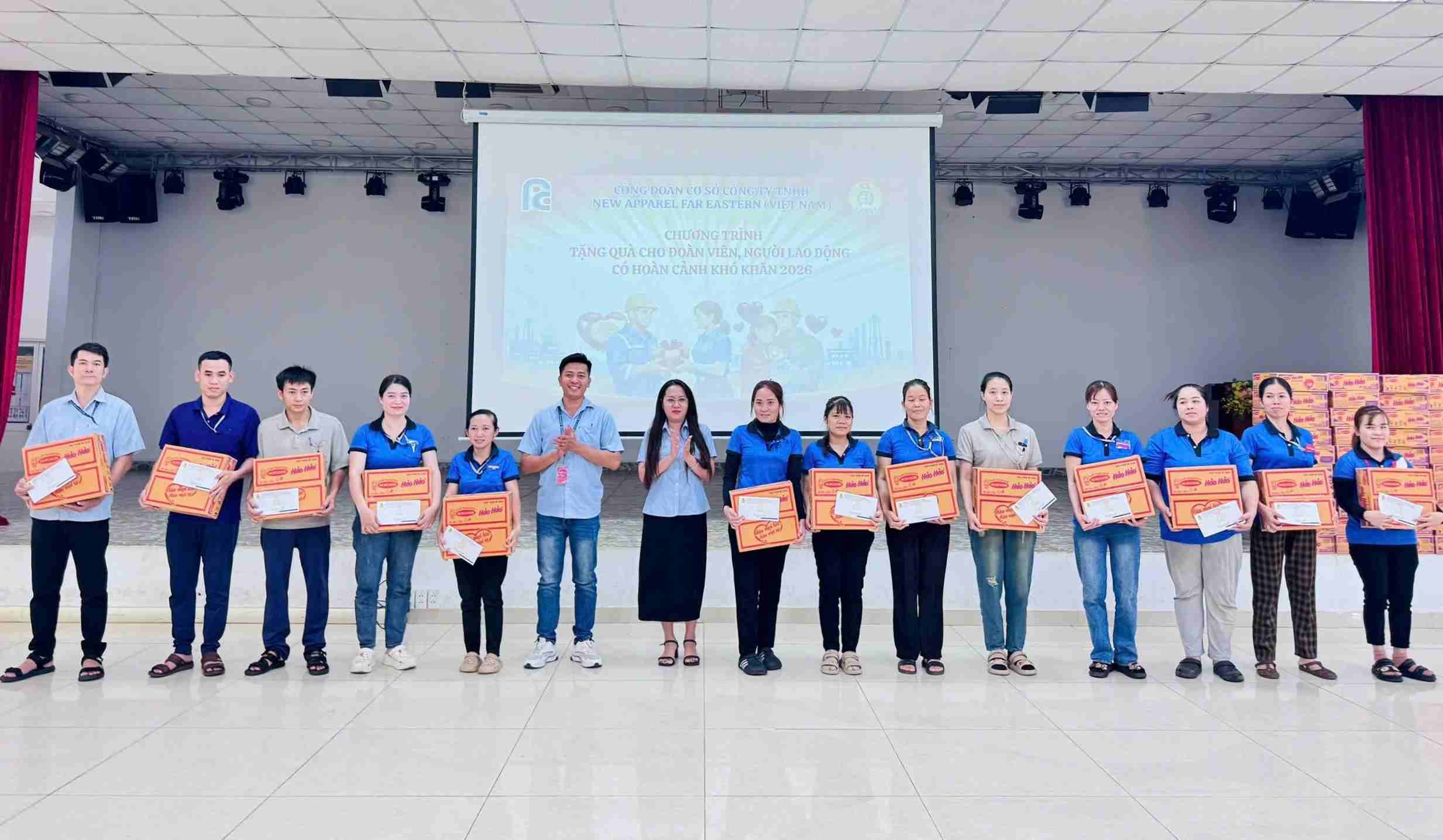 Chương trình hỗ trợ những công nhân lao động khó khăn. Ảnh: CĐCS cung cấp