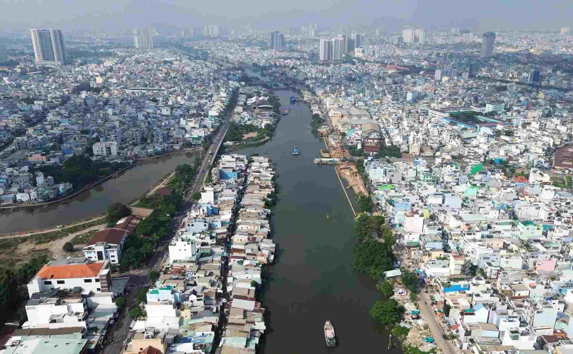 TPHCM sắp giải tỏa hơn 5.800 hộ dân để chỉnh trang bờ Nam kênh Đôi.  Ảnh: Anh Tú