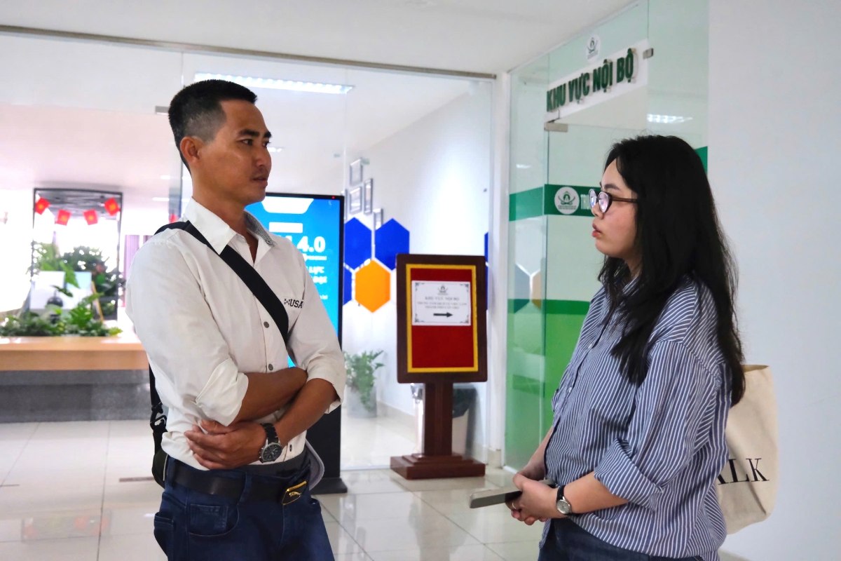 Mr. Phuong shared that 1 salary of his is very difficult to ensure spending for a family of 5 people. Photo: Phong Linh