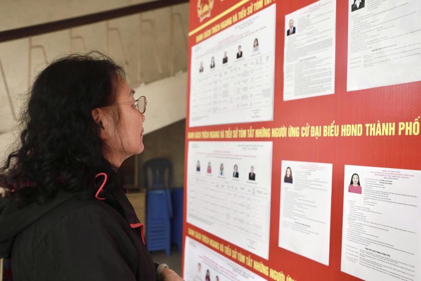 Voters in Hanoi study information about candidates for the 16th National Assembly and People's Council deputies for the 2026-2031 term. Photo: Duy Tuan