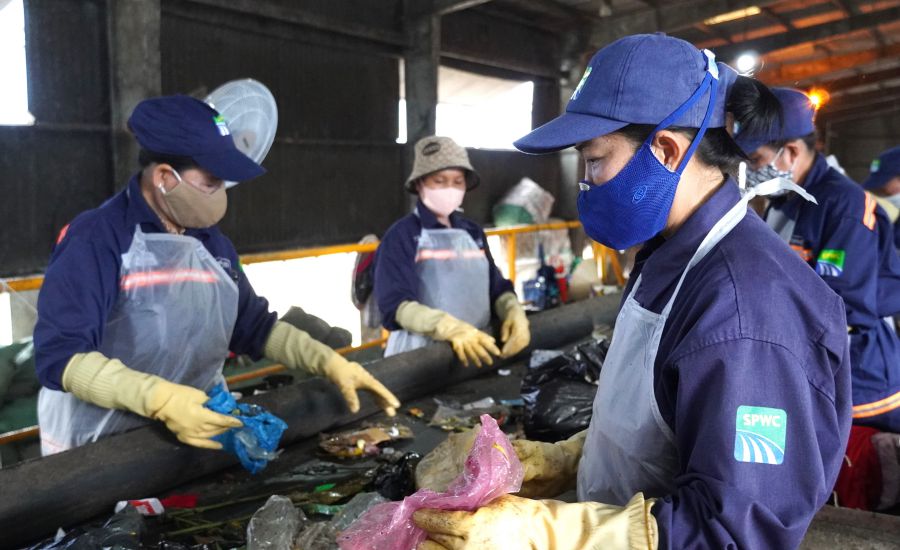 Workers of Soc Trang Solid Waste Treatment Joint Enterprise sort garbage on the production line every day. Photo: Phuong Anh