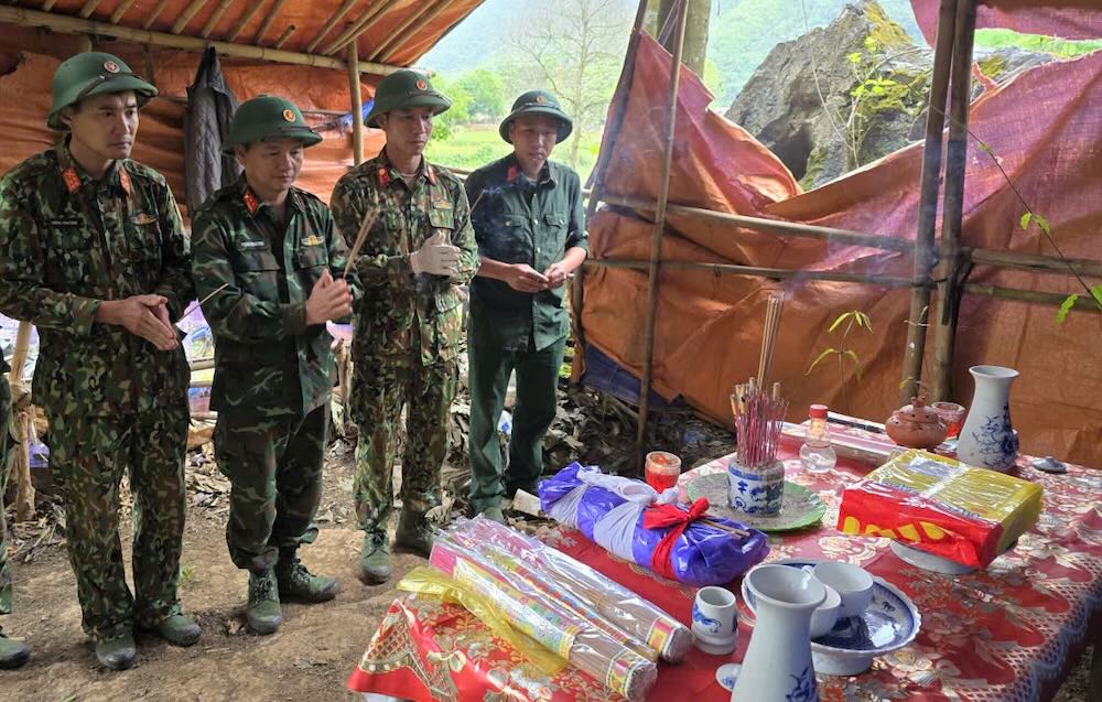 The repatriation team discovered martyrs' remains in a cave in Co Loong mountain. Photo: Han Nguyen