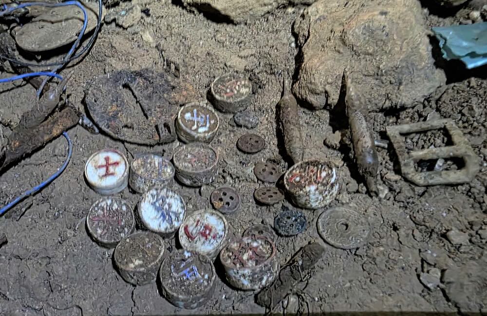 Các di vật được phát hiện cùng hài cốt liệt sĩ. Ảnh: Hàn Nguyên