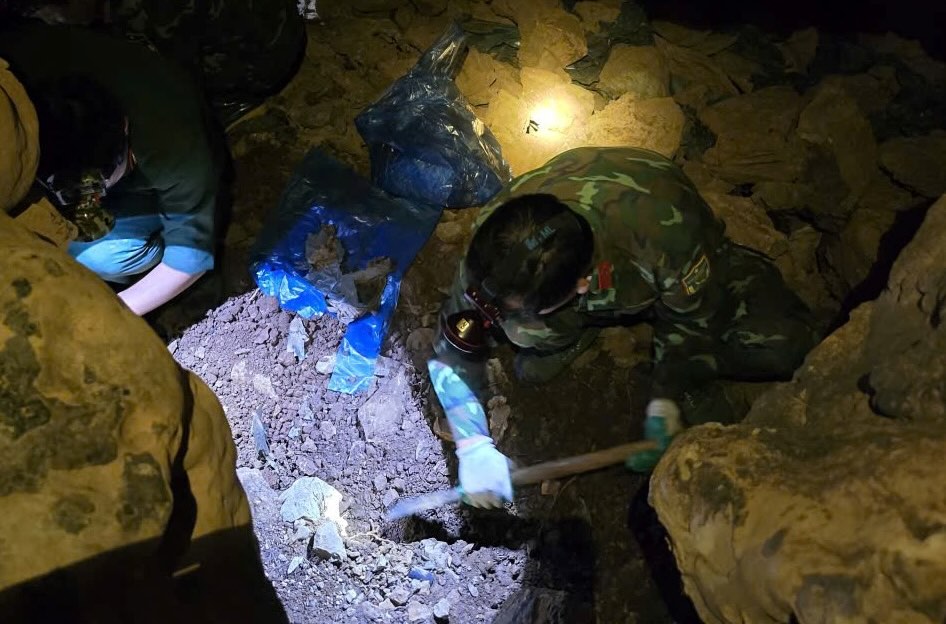 Đội quy tập tổ chức tìm kiếm hài cốt liệt sĩ trong hang đá thuộc núi Cô Loong. Ảnh: Hàn Nguyên
