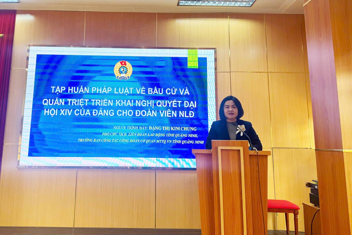 Chủ tịch Công đoàn phường Quảng Yên phát biểu tại lớp tập huấn. Ảnh: Diệu Hoàng