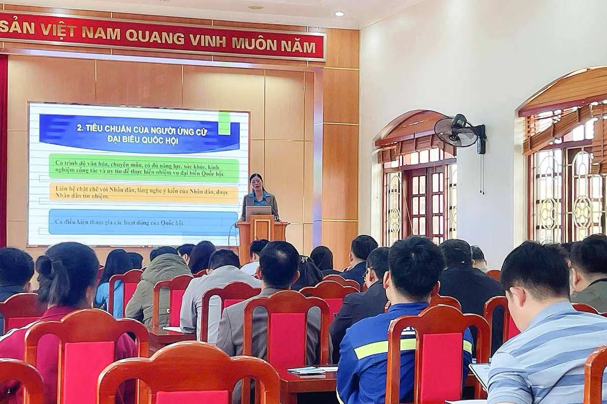 Ms. Dang Thi Kim Chung - Vice President of Quang Ninh Provincial Labor Federation propagates the law on elections at the training class. Photo: Quang Ninh Labor Federation