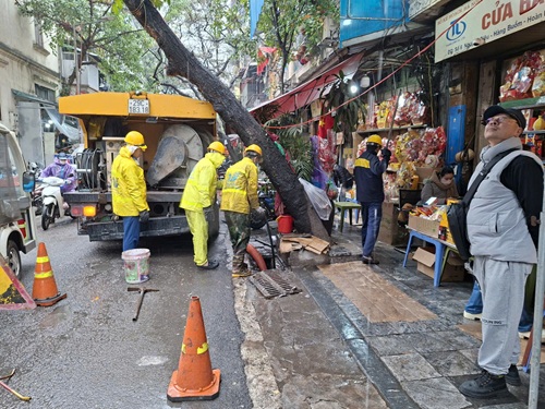 Nhiều tuyến phố Hà Nội xả nước thải ra vỉa hè, gây tắc hệ thống thoát nước. Ảnh: Nhi Dung