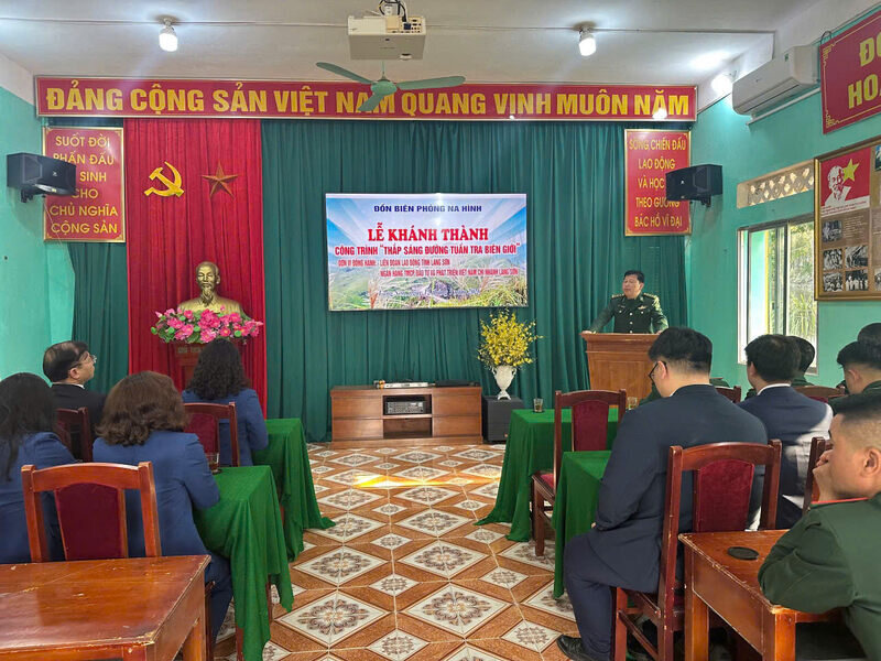 The Provincial Labor Federation coordinated with BIDV Lang Son branch and Na Hinh Border Guard Station to organize the inauguration and handover ceremony of the project "Lighting up border patrol roads". Photo: To Ai