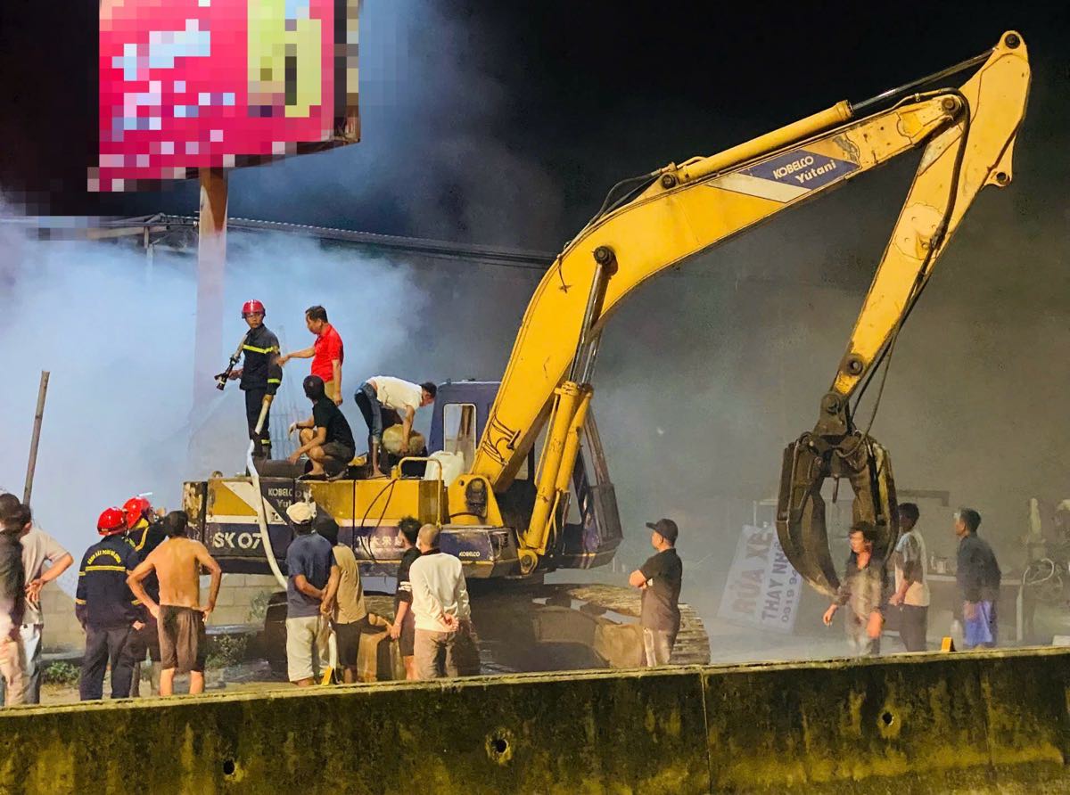 Xe cạp phế liệu được sử dụng để phá tôn phục vụ công tác chữa cháy. Ảnh: Duy Tuấn 