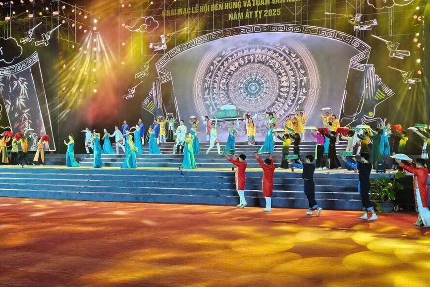 Một trong các tiết mục trong chương trình nghệ thuật đêm khai mạc lễ hội năm 2025. Ảnh: Tô Công