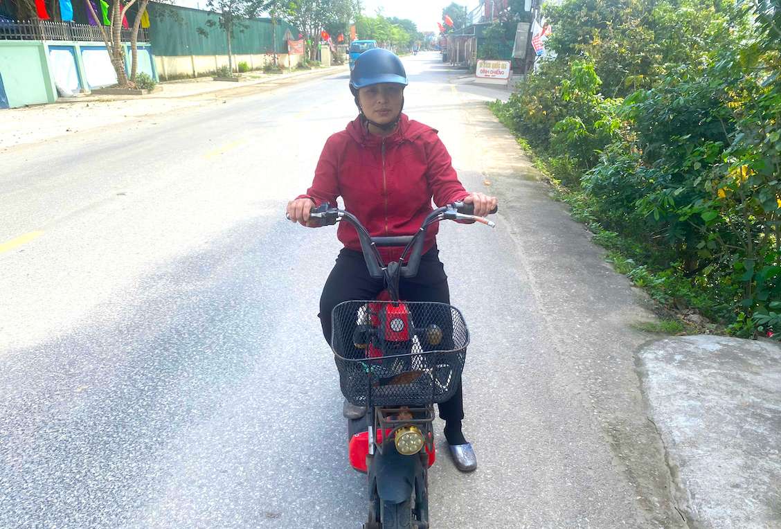 Many people decided to switch to using electric vehicles for daily commuting to save costs and reduce dependence on traditional fuels. Photo: Thach Lam