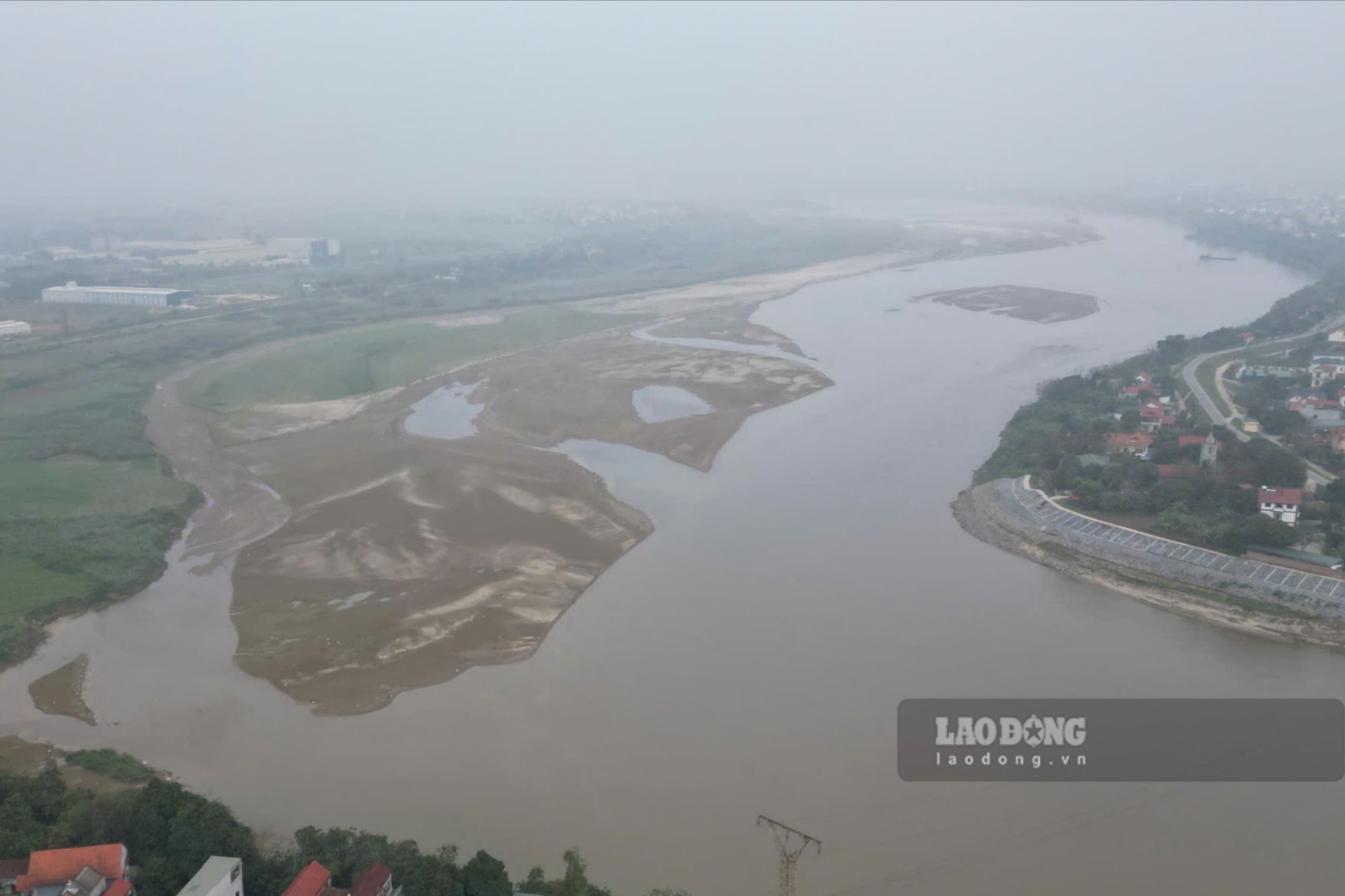 Toàn cảnh dòng sông Hồng tại khu vực cầu Phong Châu. Ảnh: Tô Công