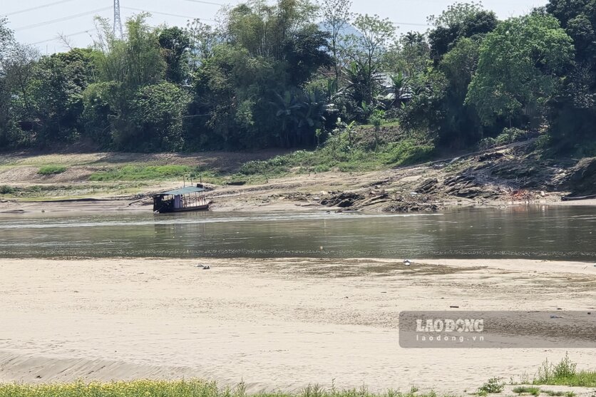 Khúc sông này nhỏ hẹp như dòng suối. Ảnh: Tô Công